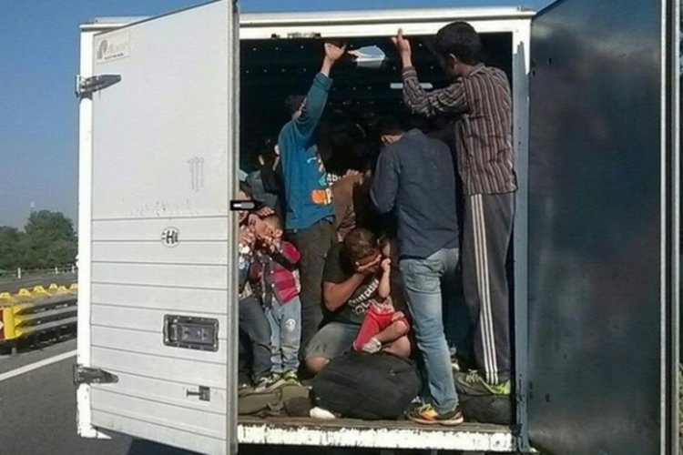 1.8 г. затвор за шофьора скрил 146 бежанци в хладилен камион