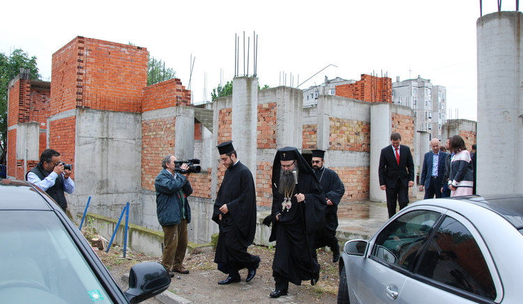 Преди 5 кметски мандата: орфейският храм благословен от дядо Арсений на чаша червено