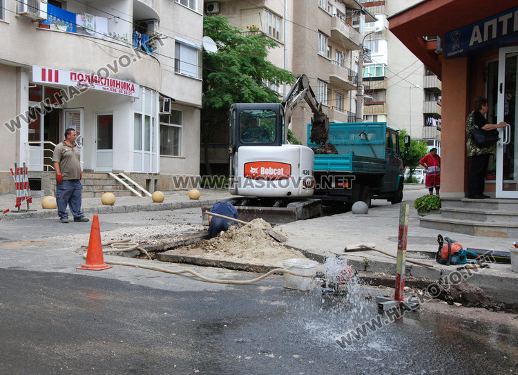 Копаят за газопровод на “Георги Кирков”, бликна вода