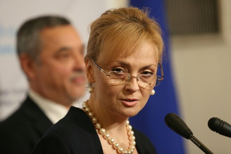 ПФ свали доверието си от Полина Карастоянова
