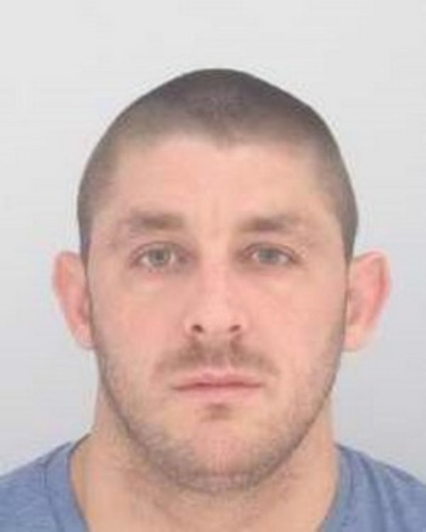 Полицията издирва 8 мъже във връзка със стрелбата в Слънчев бряг (Снимки)
