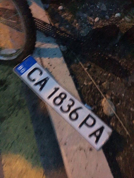 Джип отнесе пешеходец , избяга, но му остана номера  