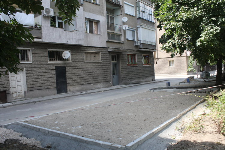 Изграждат нови паркоместа на ул."Цар Симеон"