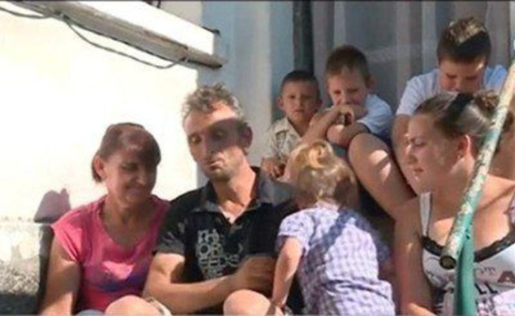 Семейството на най-популярния кукер в Перник остава без дом