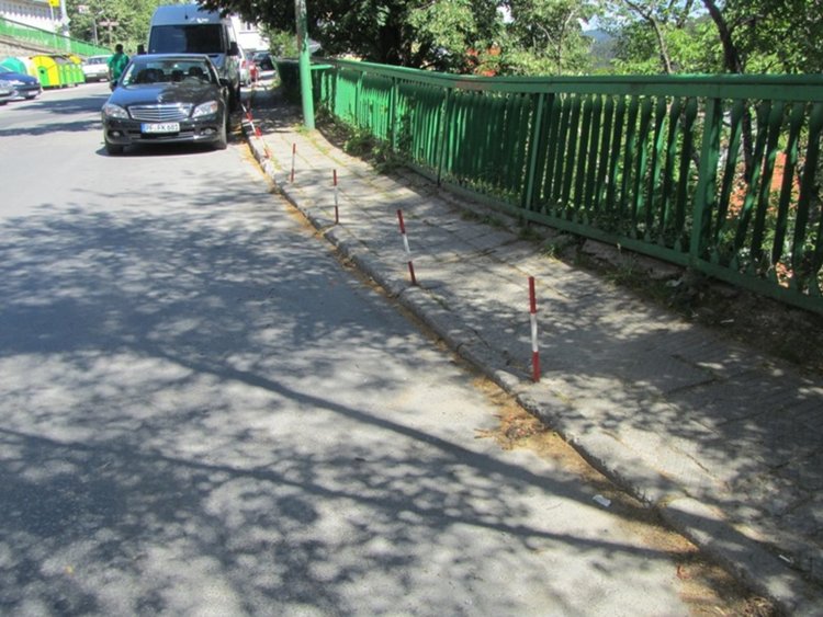 След вандалските прояви по пейки,  кошчета за отпадъци и спирки,  дойде ред и на ограничителите за паркиране