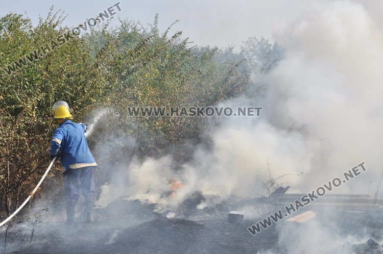 Горски пожар пълзи към  село Черна могила, обявено е бедствено положение