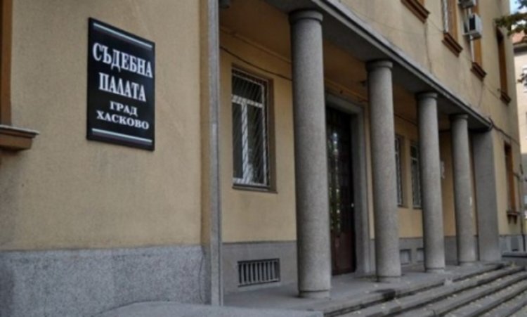Оставиха в ареста управител на фирма за измама с 20 коли
