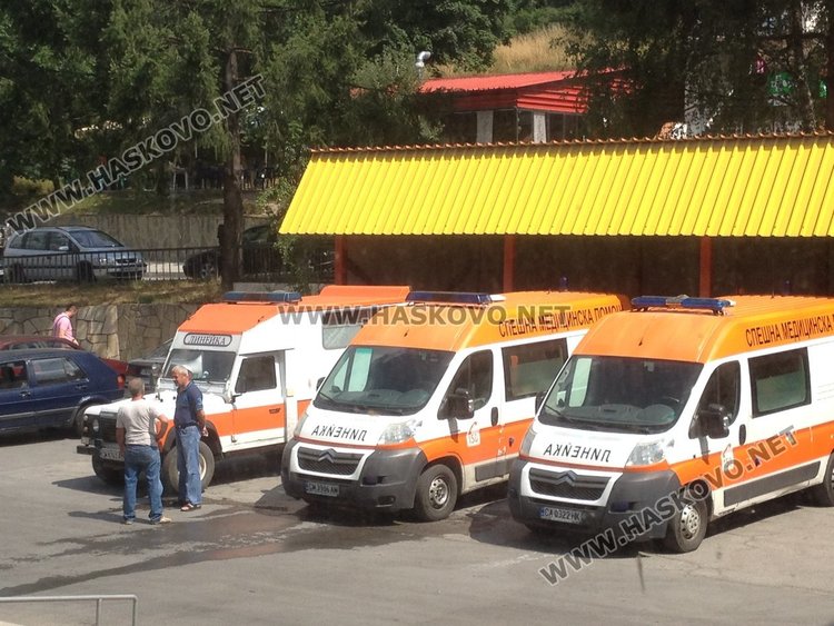 Млада шофьорка се удари челно в товарен автомобил, шофиран от възрастна жена