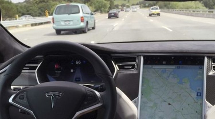 Хакери показаха как може да бъде тотално завладян автопилотът на Tesla 