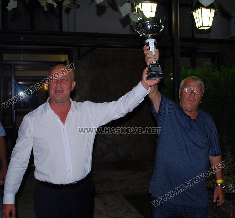 Опел GT №1 на ретропарада в Баните, екскметът на Хасково поощрен за дебют  