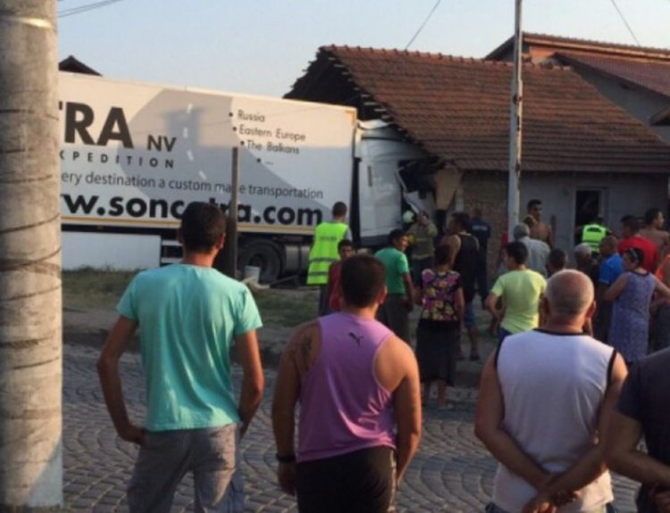 ТИР се вряза в къща в Лом, загина човек