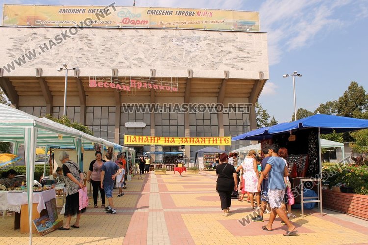 Майстори правят чанти на панаира на занаятите в Димитровград