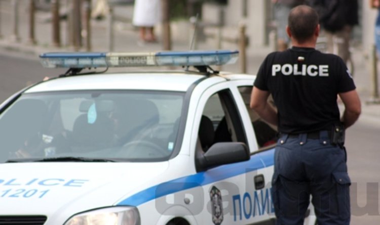 Полицаи и пожарникари не получават парите си