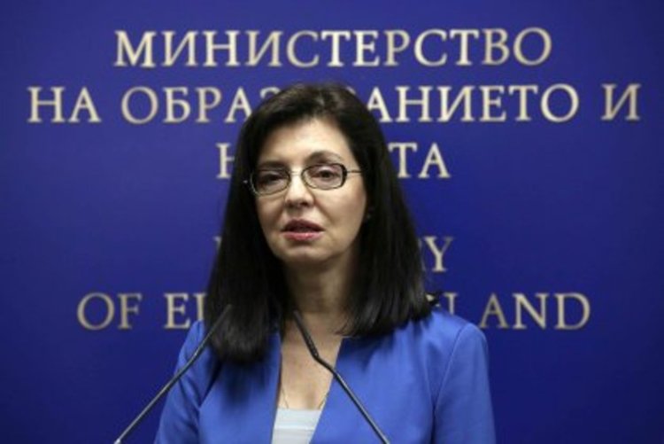 Кунева: Не купувайте стари ученически бележници