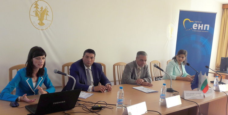 Евродепутатът Мария Габриел: Ще минат десетилетия за достигане на равно заплащане между мъжете и жените