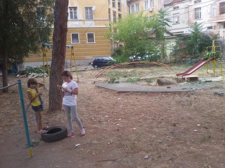              Детска площадка тъне в забрава,децата играят в боклуци
