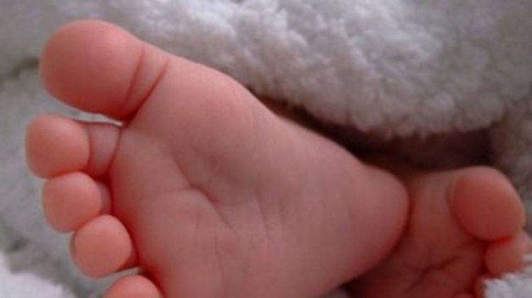 Откриха новородено бебе, захвърлено между блокове в София