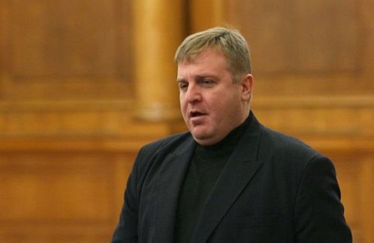 Красимир Каракачанов се отказа от заплатата си по време на изборите