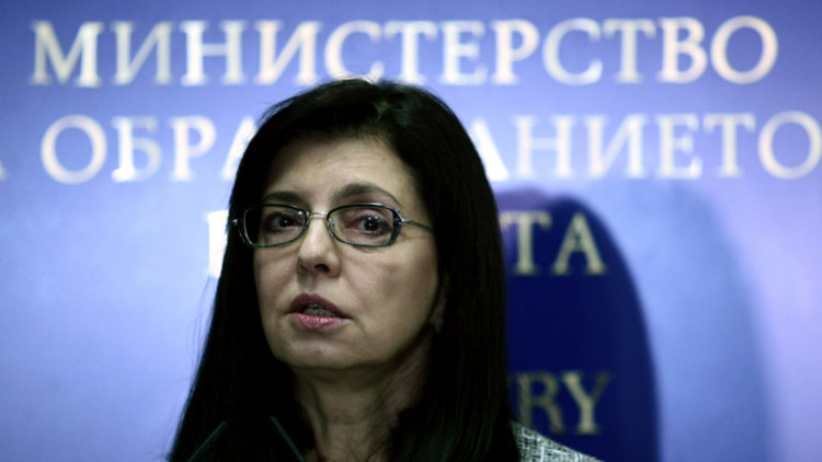 Кунева проверява раздаването на академични степени в 2 вуза