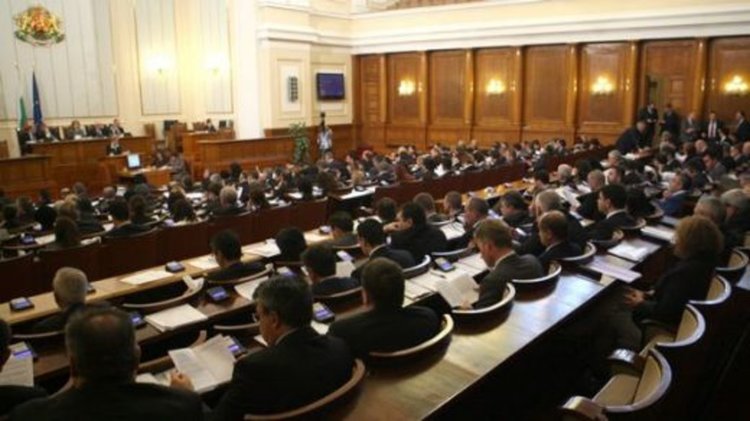 Депутатите излязоха изненадващо рано в предизборна ваканция