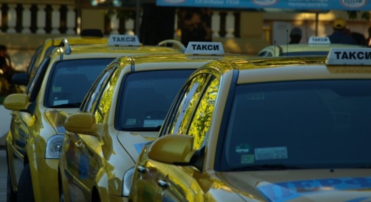 Гласуват повторно данъка за такситата в Хасково