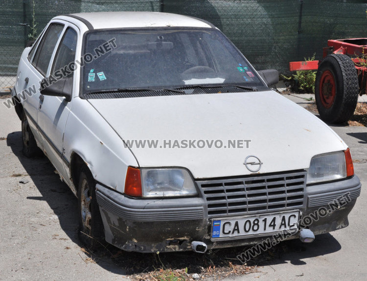 Комисия ще отстранява спрени от движение автомобили в Хасково