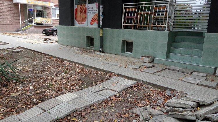 Възстановяват тротоарно пространство на ул. Ромен Ролан след читателски сигнал