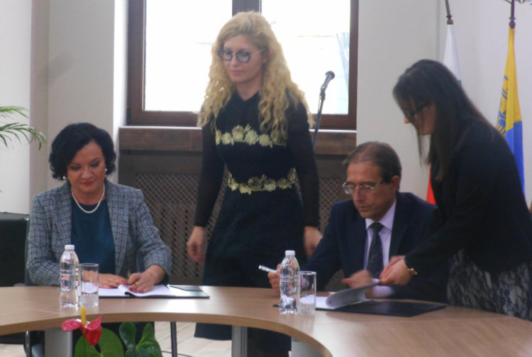 Министър Василева и кметът Караиванов подписаха договора за Водния цикъл на Асеновград