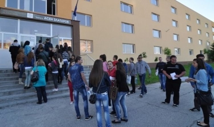 14 000 деца отпадат от училище на година
