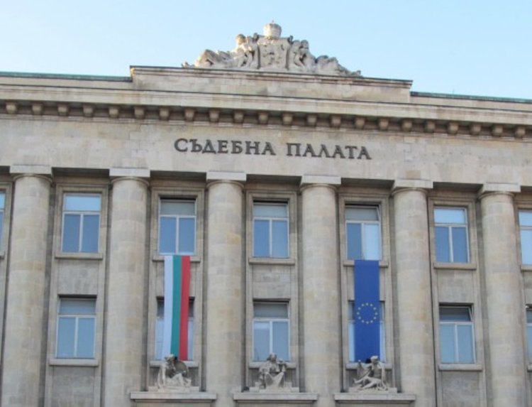 Протестират в подкрепа на младежа, нападнал лекарка  