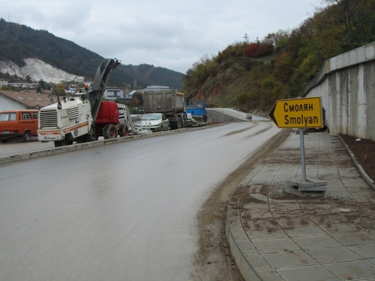 Затварят за движение пътя от митницата до светофара в кв. Устово