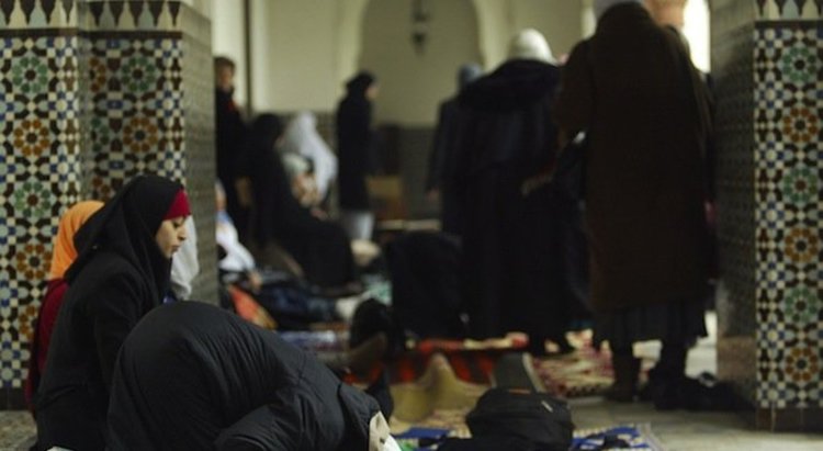 Франция затваря още 4 джамии заради радикална пропаганда