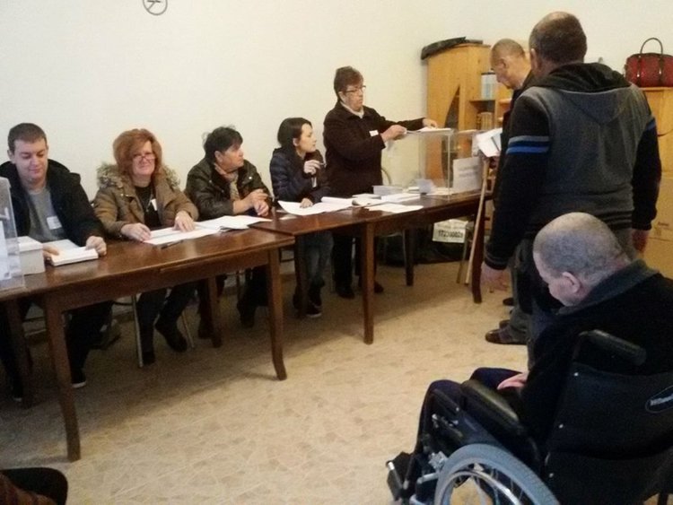 Изборният ден започна навреме