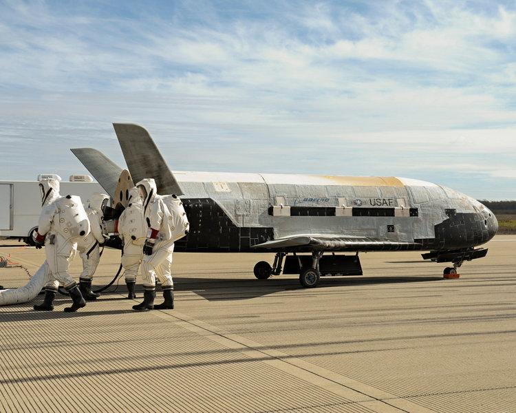 Какво прави там горе секретният космически самолет X-37B