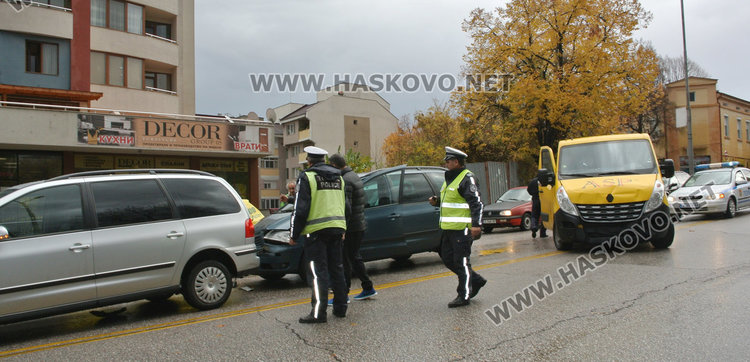 Бус на охранители натресе два Шарана на Кърджалийска