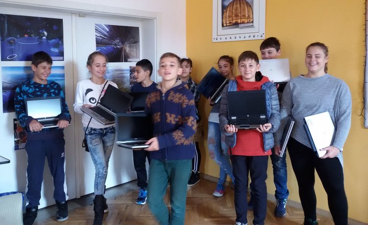 Дариха 10 лаптопа на ОУ "П.Славейков"