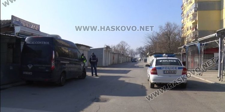 Акция на НАП и полицията се проведе на Неделен пазар 