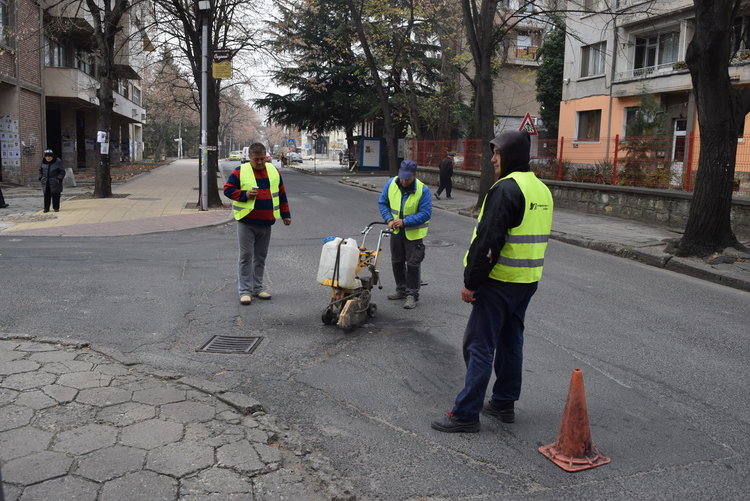 Иде зима,започна кърпенето на дупките в Кърджали