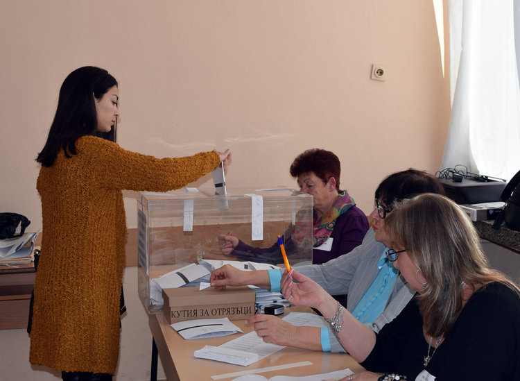 Млади фенове на БСП и ГЕРБ мерят сили в анкета за изборите на Кърджали бг вести,червените с превес