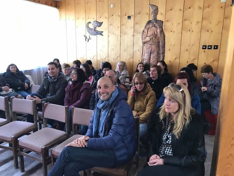 Над 40 приемни родители от Смолян и региона обсъдиха проблемите на приемната грижа със специалисти 