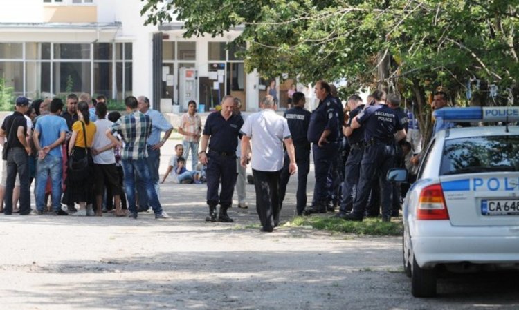 Каналджиите оскъпиха двойно пътя към Европа на бежанците