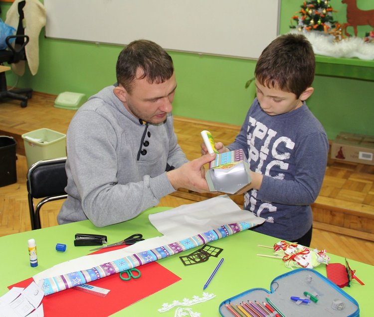 Коледни къщички изработиха алековци и техните родители