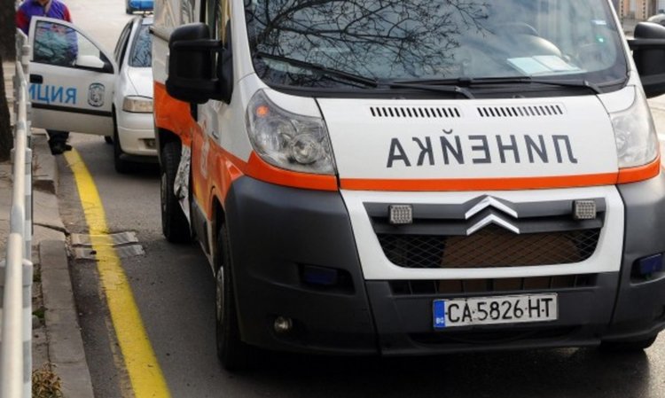 Кола уби пешеходец, в нея се удари автобус