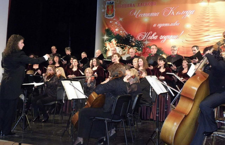 Публиката на крака на първия концерт на Камерен оркестър и хор „Родна песен“