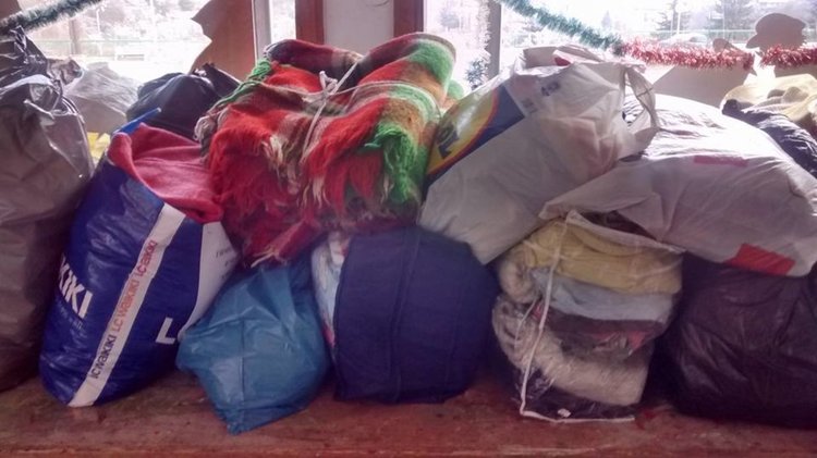 Над 50 чувала с дрехи, обувки и топли завивки отпътуваха днес в помощ на пострадалите от Хитрино