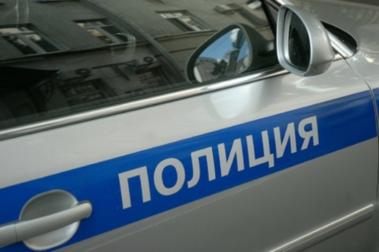 Мъж простреля полицаи и взе заложница в Москва