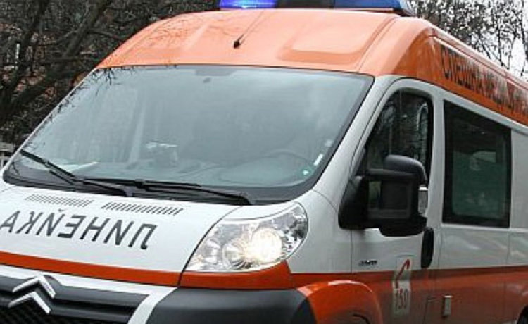 Един загина, двама са ранени в катастрофа на лек автомобил с тир 