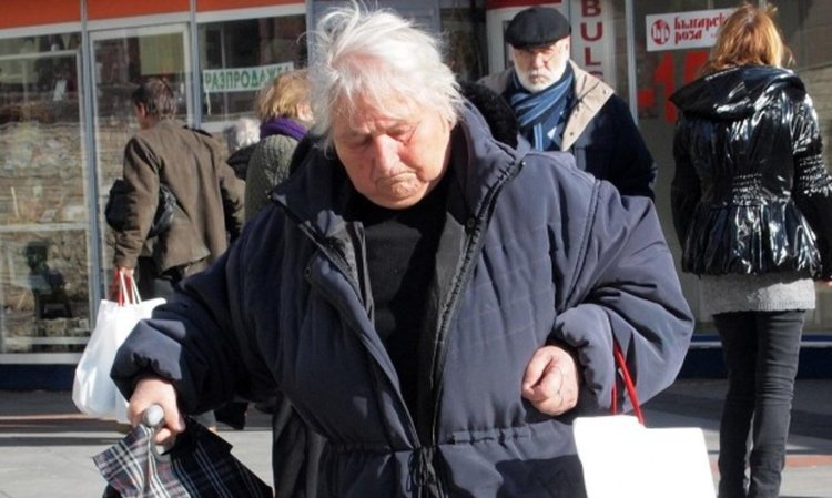 Псевдобедни въртят бизнес с храните от Червения кръст