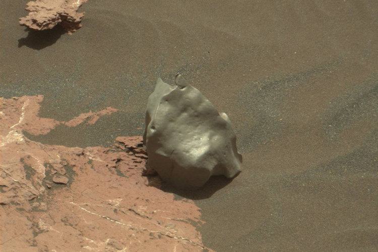 Curiosity намери загадъчен обект на Марс
