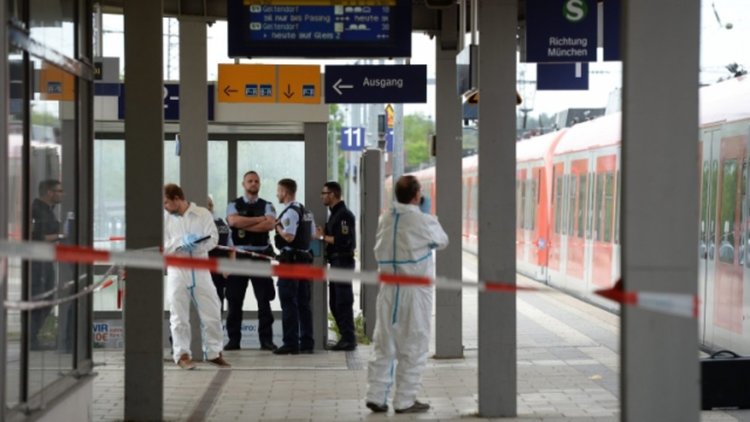 Мъж нападал с нож пътници в метрото в Париж